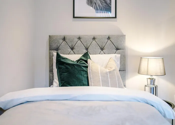 Designer Central Home In Leeds Sleeps 6
