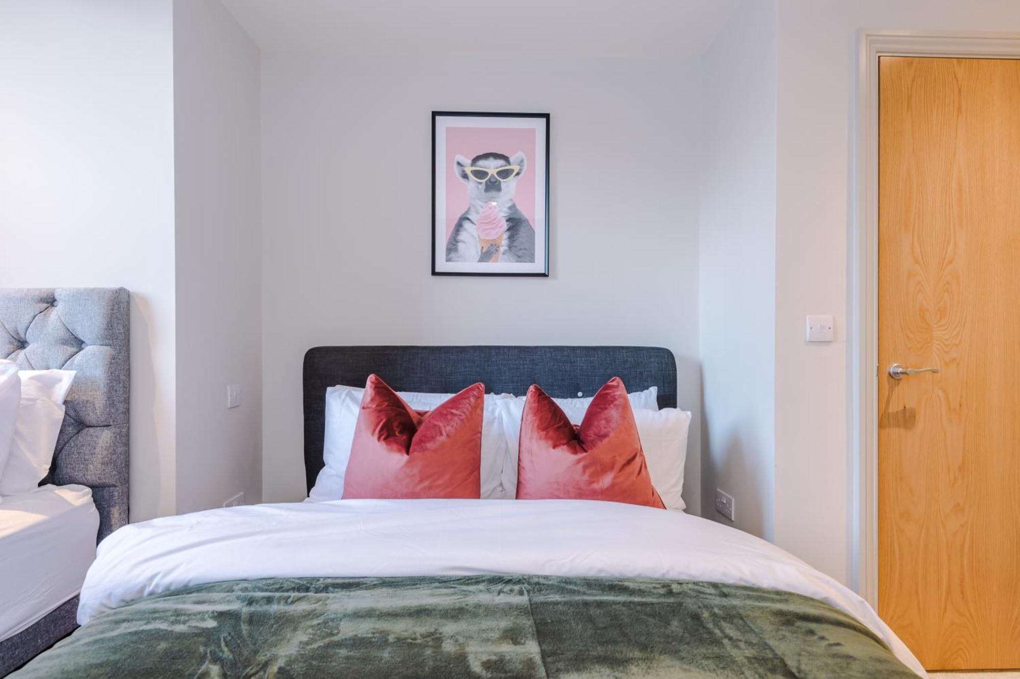 Designer In Leeds Sleeps 6 Apartment