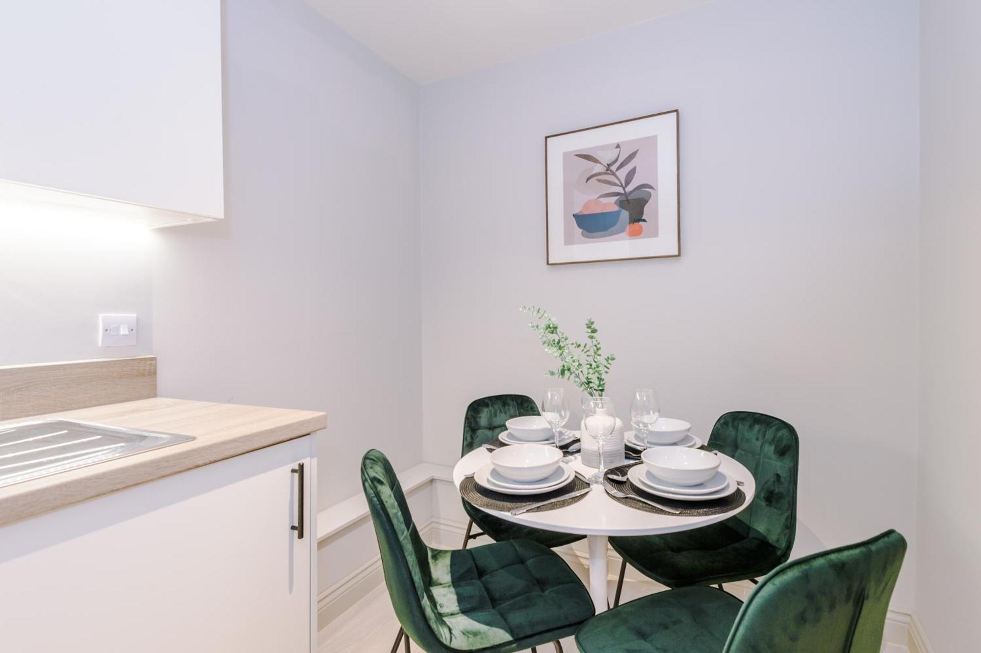 Designer In Leeds Sleeps 6