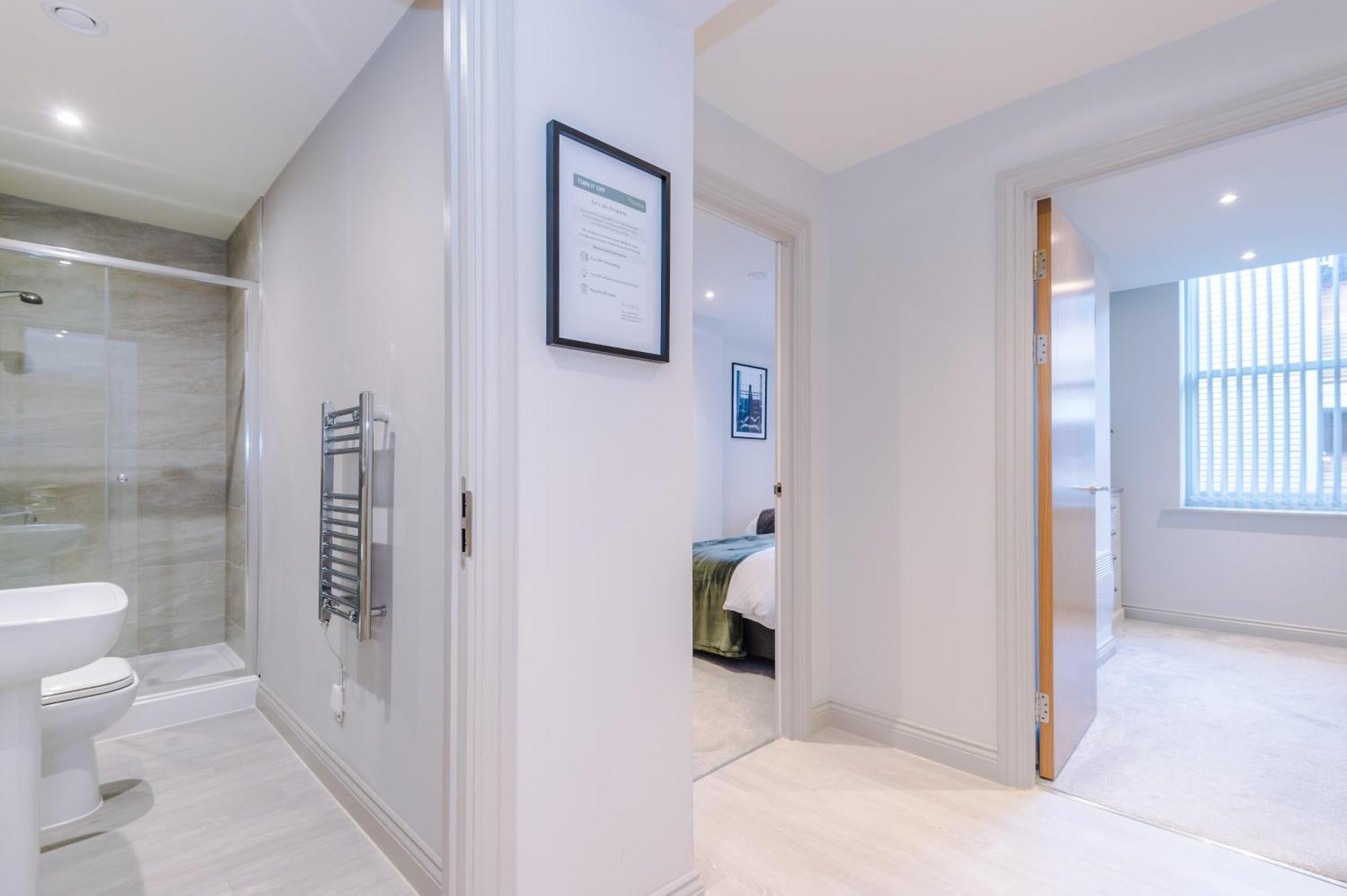 Designer In Leeds Sleeps 6 Apartment