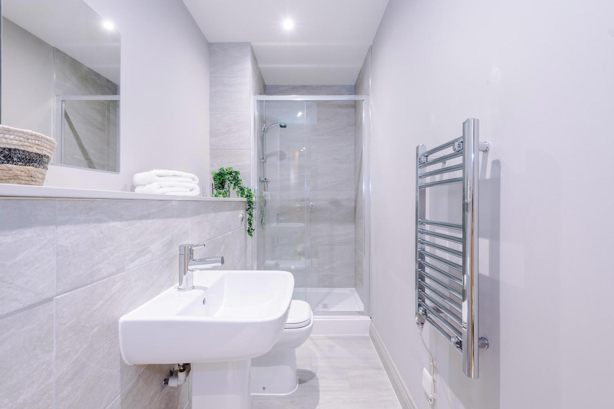 Designer In Leeds Sleeps 6 Apartment *